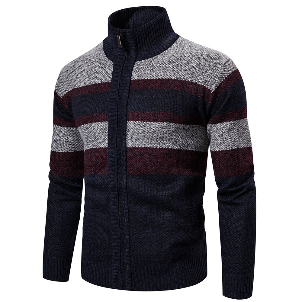 "Miesten raidallinen slim fit neulecardigan, värikäs raitakuosi, istuva leikkaus, pehmeä ja miellyttävä materiaali."