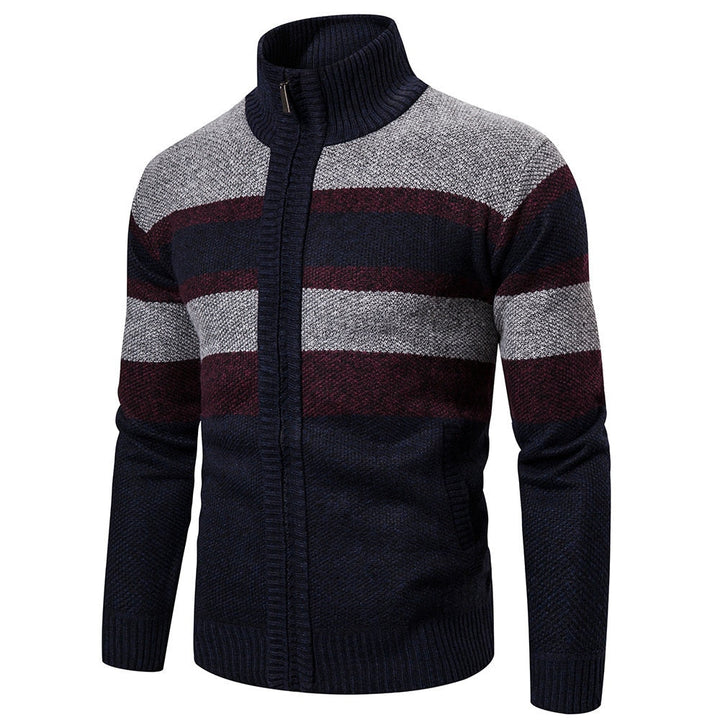 "Miesten raidallinen slim fit neulecardigan, värikäs raitakuosi, istuva leikkaus, pehmeä ja miellyttävä materiaali."