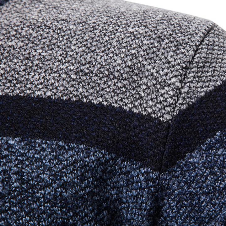 "Miesten raidallinen slim fit neulecardigan, värikäs raitakuosi, istuva leikkaus, pehmeä ja miellyttävä materiaali."