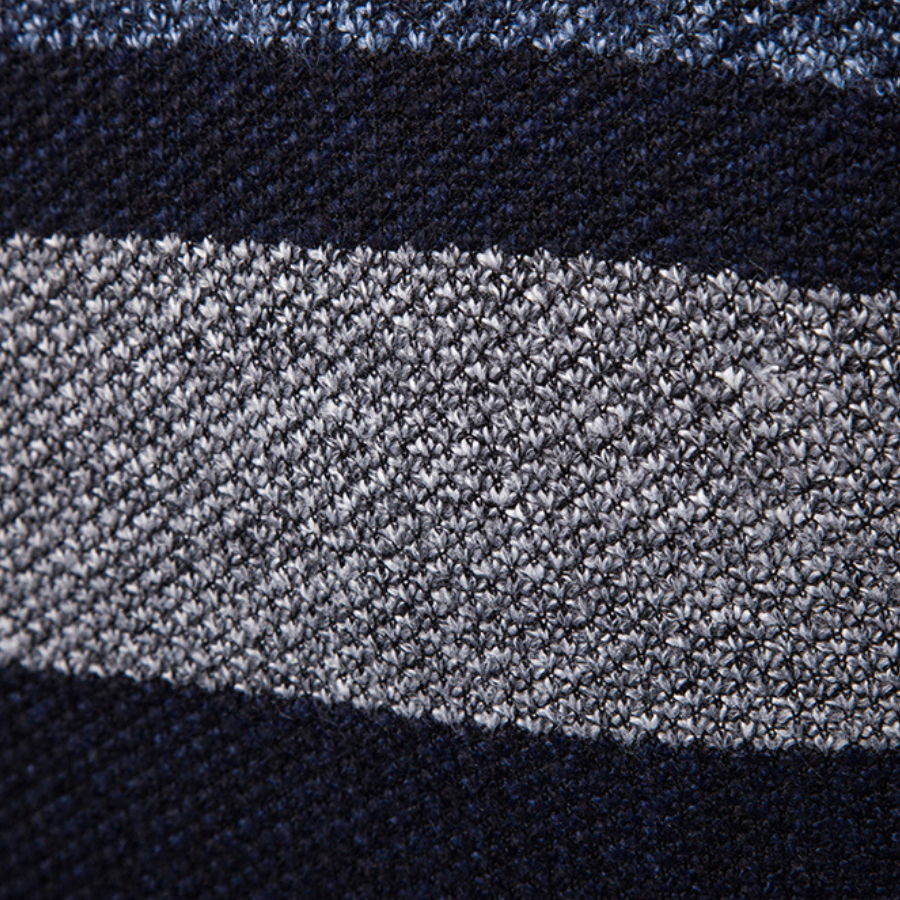 "Miesten raidallinen slim fit neulecardigan, värikäs raitakuosi, istuva leikkaus, pehmeä ja miellyttävä materiaali."