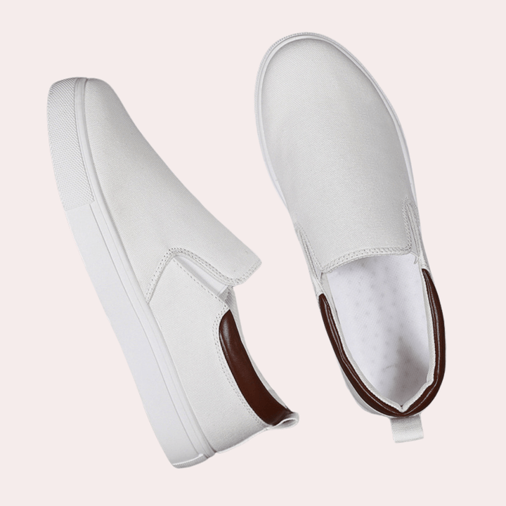 Herre komfortable slip-on sko, hvid, letvægtskonstruktion, uden snørebånd, velegnet til hverdagsbrug og afslappede outfits.