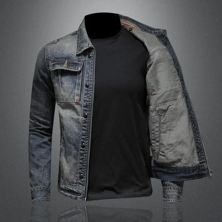 Herre retro slim fit denimjakke, tidløs denim, trykknapper og brystlommer, perfekt til hverdagsbrug.