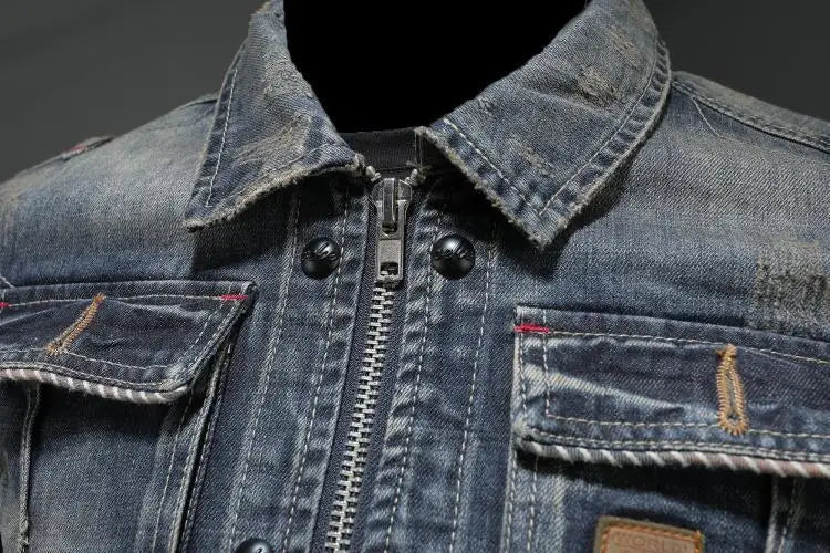 Herre retro slim fit denimjakke, tidløs denim, trykknapper og brystlommer, perfekt til hverdagsbrug.