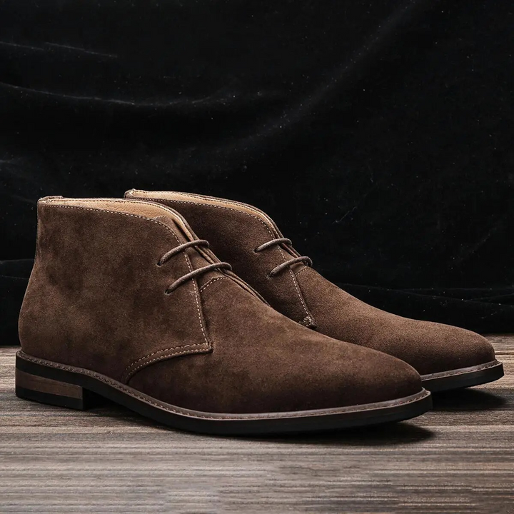 "Miesten ruskeat chukka-nahkakengät, elegantti muotoilu, pehmeä mokkamateriaali, tyylikäs lisä asuun."
