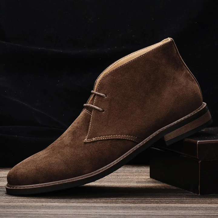 "Miesten ruskeat chukka-nahkakengät, elegantti muotoilu, pehmeä mokkamateriaali, tyylikäs lisä asuun."