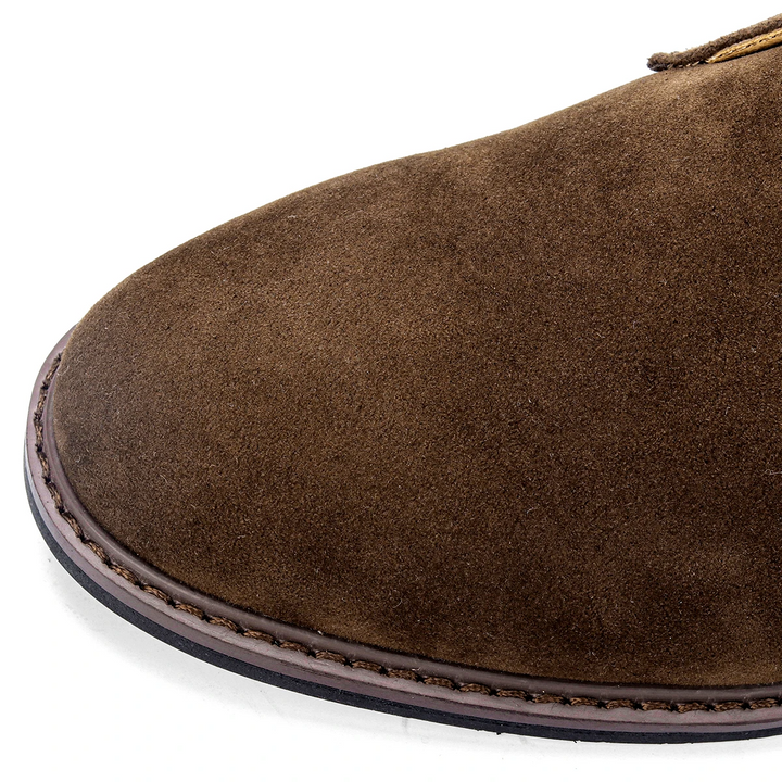 "Miesten ruskeat chukka-nahkakengät, elegantti muotoilu, pehmeä mokkamateriaali, tyylikäs lisä asuun."