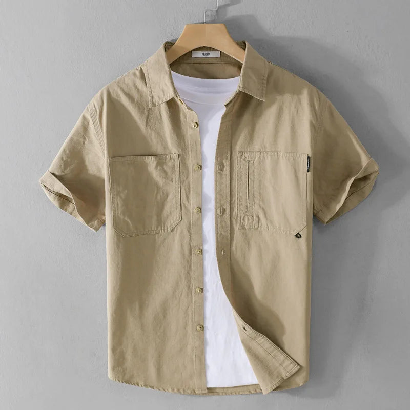 Miesten safari kesäpaita, puuvillaa, käännettävällä kauluksella, khaki. Kevyt ja hengittävä materiaali, rennot taskut.