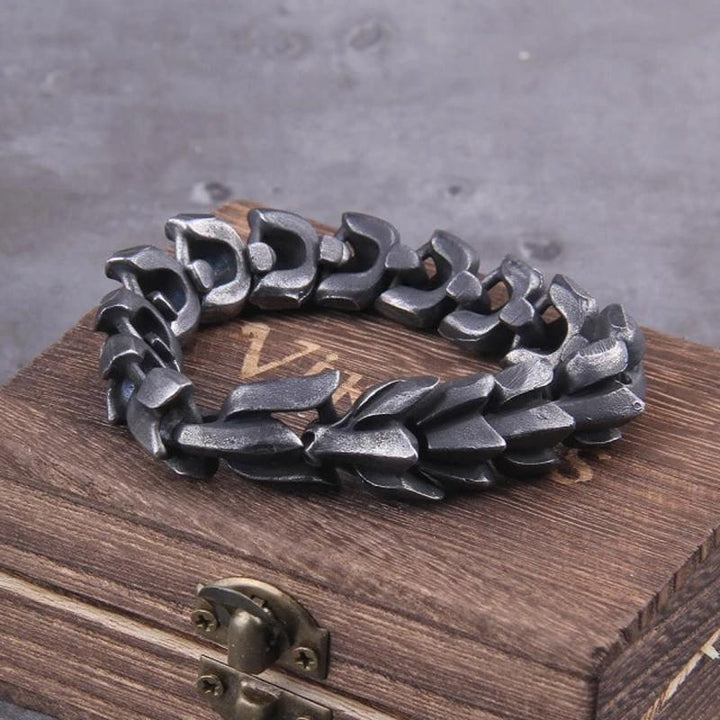 Mænds justerbare vikinglænke armbånd i stål, med omhyggeligt udformede detaljer og et robust, maskulint udtryk.