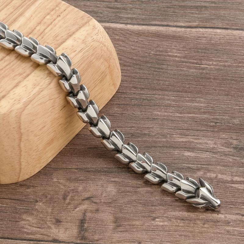 Mænds justerbare vikinglænke armbånd i stål, med omhyggeligt udformede detaljer og et robust, maskulint udtryk.