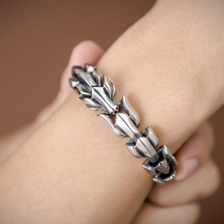 Mænds justerbare vikinglænke armbånd i stål, med omhyggeligt udformede detaljer og et robust, maskulint udtryk.