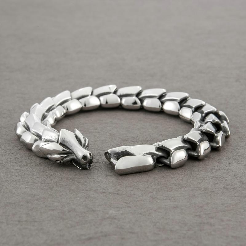 Mænds justerbare vikinglænke armbånd i stål, med omhyggeligt udformede detaljer og et robust, maskulint udtryk.
