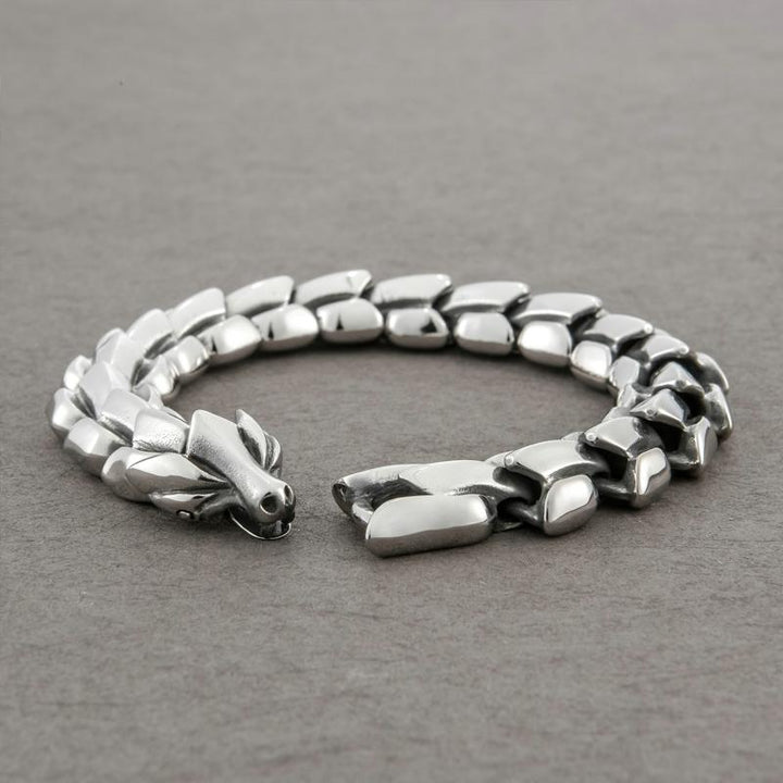 Mænds justerbare vikinglænke armbånd i stål, med omhyggeligt udformede detaljer og et robust, maskulint udtryk.