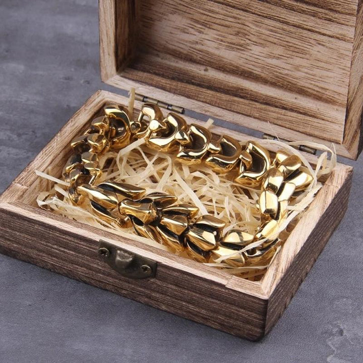 Mænds justerbare vikinglænke armbånd i stål, med omhyggeligt udformede detaljer og et robust, maskulint udtryk.