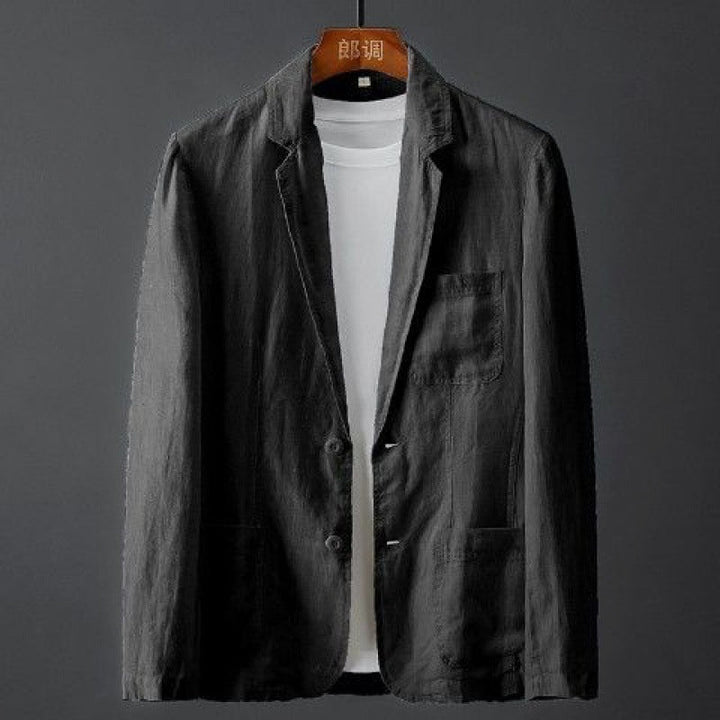 Miesten slim fit liituraitablazer pellavasta, kapea leikkaus, hengittävä materiaali, tyylikäs käännetty kaulus.