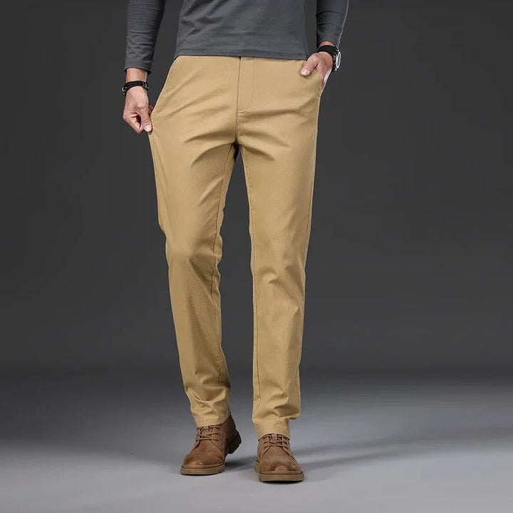 "Miesten slim fit puuvillahousut, joustava vyötärö, suorat lahkeet, vaaleanharmaa, business-casual-tyyli, hengittävä materiaa