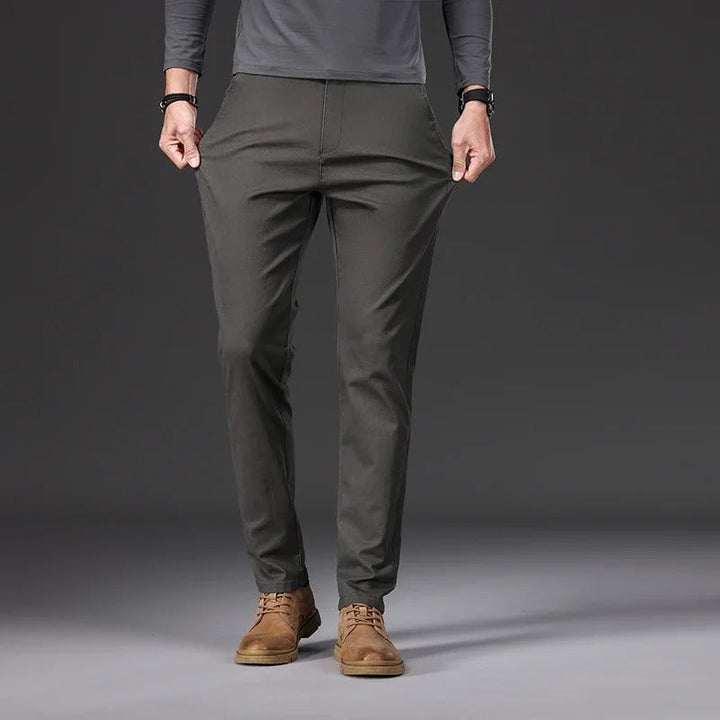 "Miesten slim fit puuvillahousut, joustava vyötärö, suorat lahkeet, vaaleanharmaa, business-casual-tyyli, hengittävä materiaa