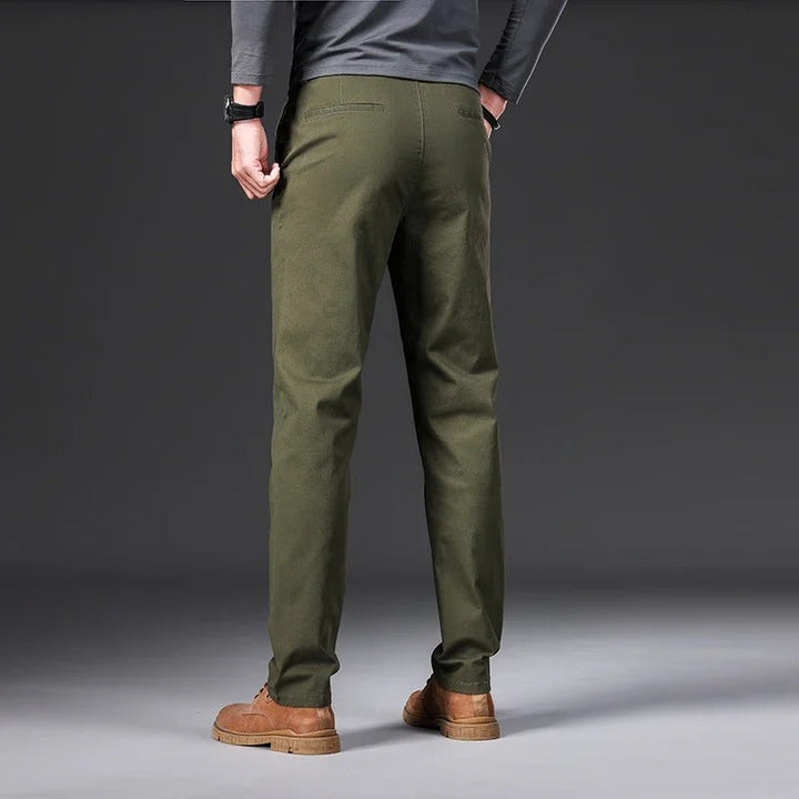 "Miesten slim fit puuvillahousut, joustava vyötärö, suorat lahkeet, vaaleanharmaa, business-casual-tyyli, hengittävä materiaa