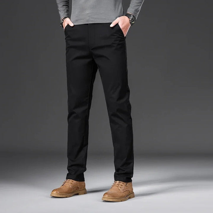 "Miesten slim fit puuvillahousut, joustava vyötärö, suorat lahkeet, vaaleanharmaa, business-casual-tyyli, hengittävä materiaa