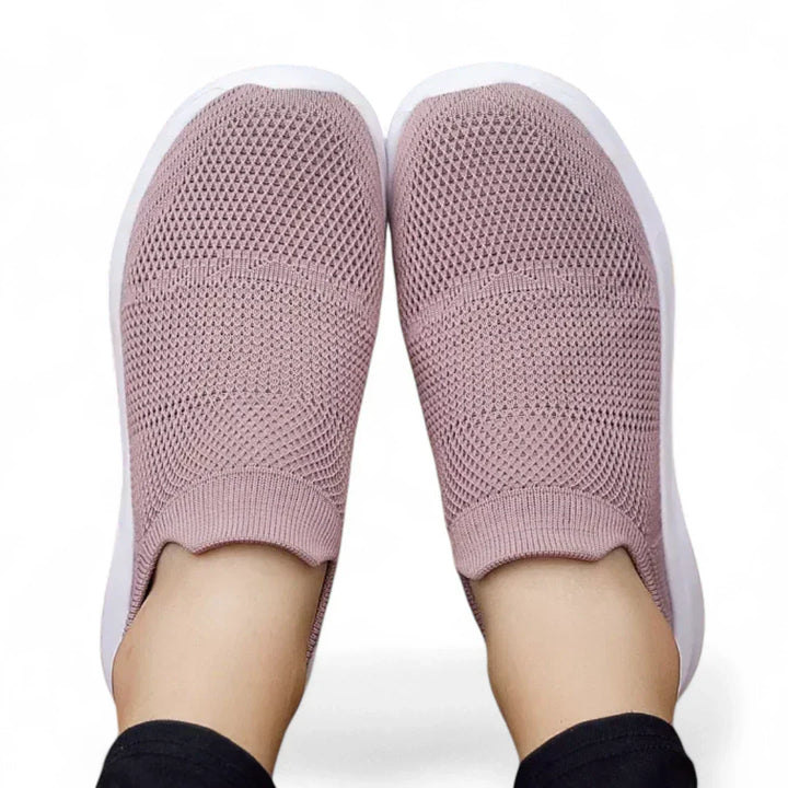 Miesten sneakers: Laaja varvasosa ja kestävä päällinen, mukavat ja tyylikkäät lenkkarit päivittäiseen käyttöön.