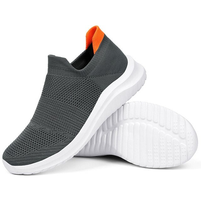 Miesten sneakers: Laaja varvasosa ja kestävä päällinen, mukavat ja tyylikkäät lenkkarit päivittäiseen käyttöön.