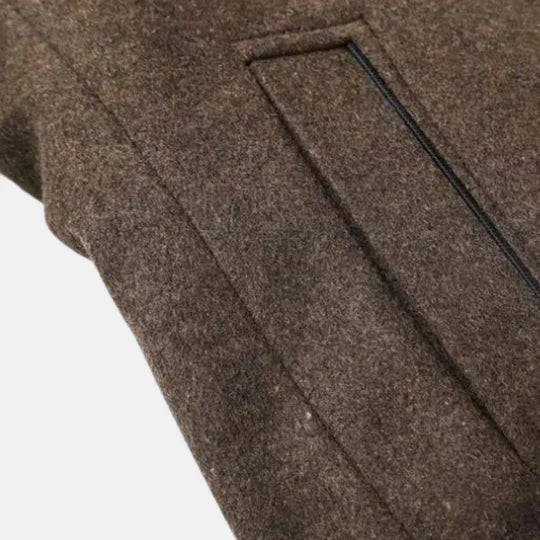 Mænds lige uldfrakke, enkeltradet knaplukning, nedfældelig krave, mørk farve, sidelommer, moderne stil.
