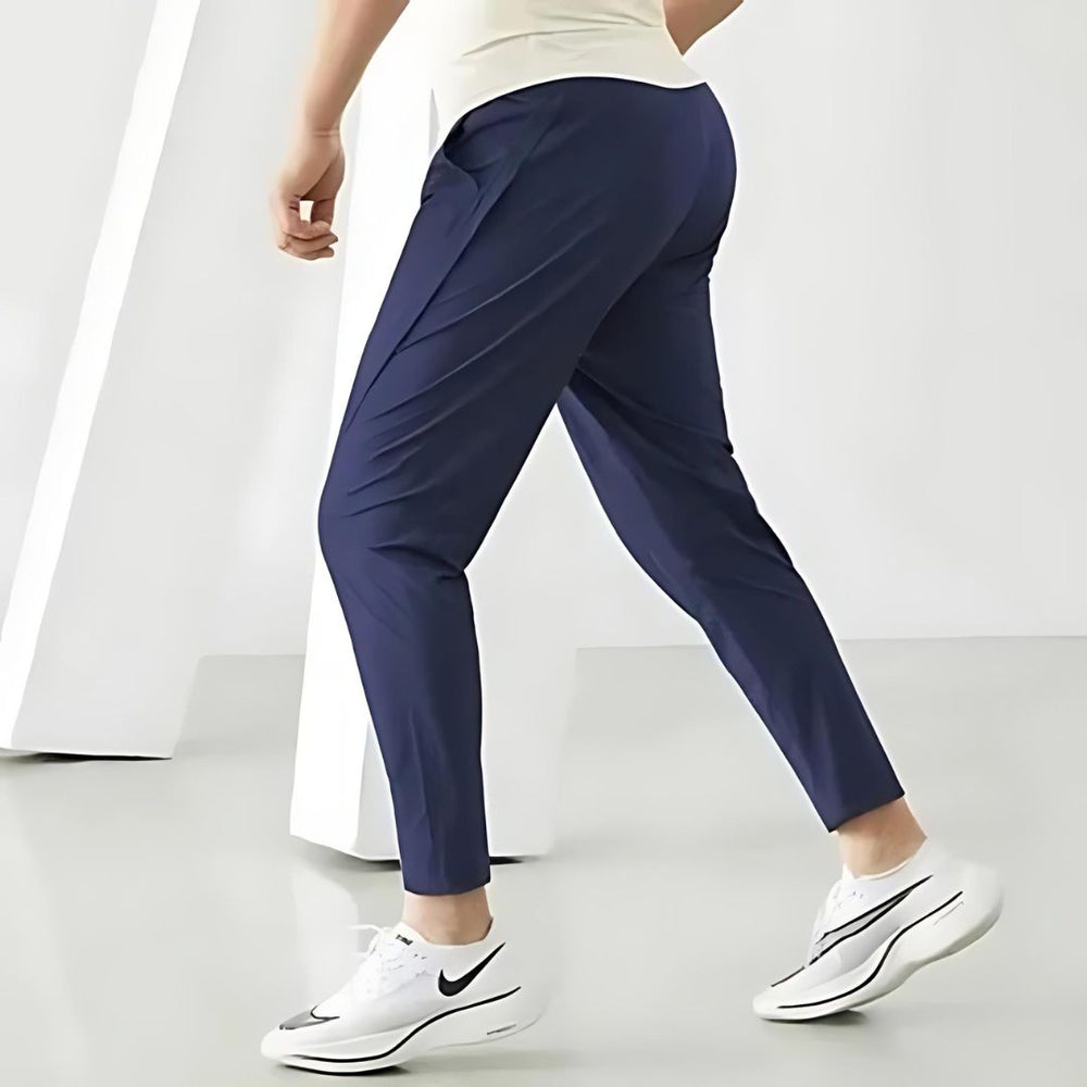 Miesten tapered fit juoksuhousut, kosteutta siirtävä materiaali, joustava vyötärö, moderni leikkaus, vetoketjulliset taskut.