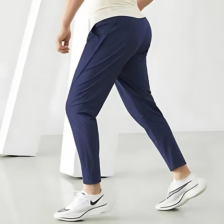 Miesten tapered fit juoksuhousut, kosteutta siirtävä materiaali, joustava vyötärö, moderni leikkaus, vetoketjulliset taskut.