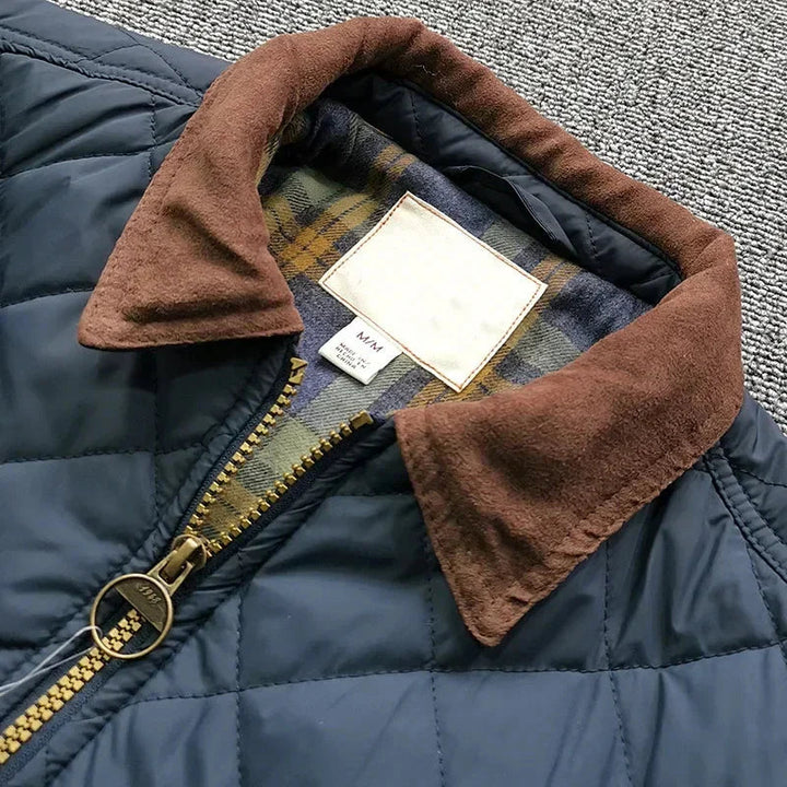 Herre vatteret vinterjakke med moderne krave og strategiske lommer, stilfuld og holdbar, perfekt til koldt vejr.