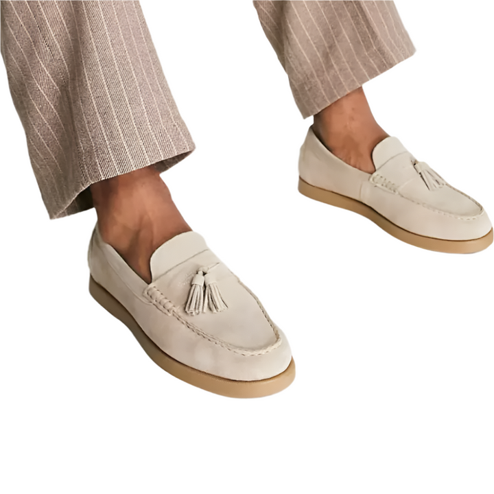 "Miesten tyylikkäät beige nahkaloaferit, laadukas nahka ja joustava pohja, klassinen look arkeen ja juhlaan."