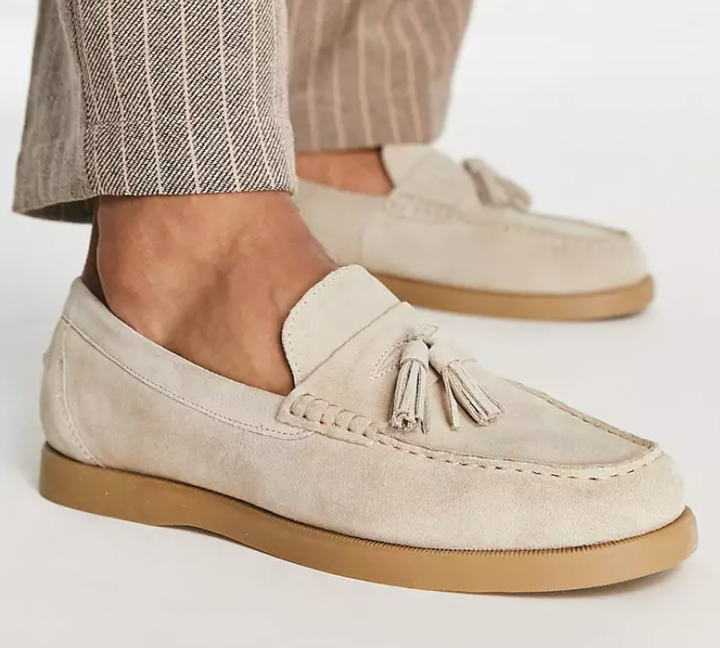 "Miesten tyylikkäät beige nahkaloaferit, laadukas nahka ja joustava pohja, klassinen look arkeen ja juhlaan."