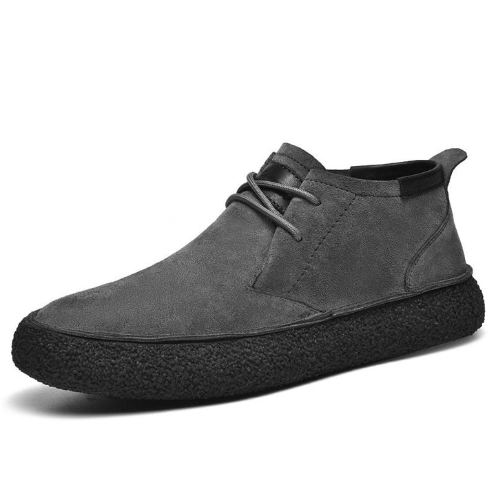 Miesten tyylikkäät keskitason loafersit nyörityksellä, kohotettu siluetti ja kestävä grippipohja, edestä katsottuna.