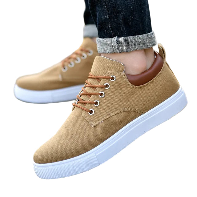 "Miesten tyylikkäät mustat sneakersit ergonomisella pohjalla, joka yhdistää mukavuuden ja muodin arkeen ja juhlaan."