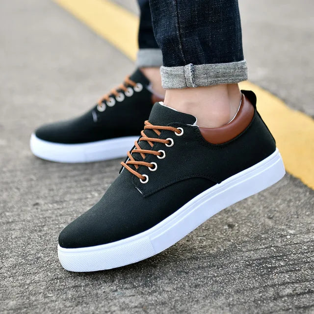 "Miesten tyylikkäät mustat sneakersit ergonomisella pohjalla, joka yhdistää mukavuuden ja muodin arkeen ja juhlaan."