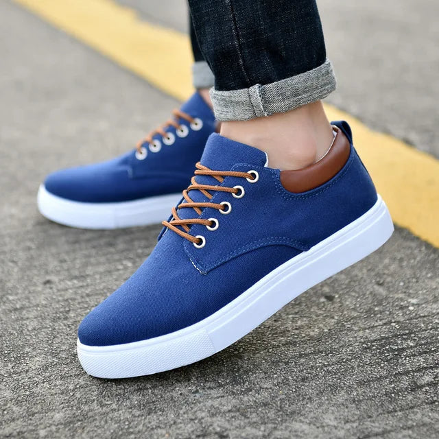 "Miesten tyylikkäät mustat sneakersit ergonomisella pohjalla, joka yhdistää mukavuuden ja muodin arkeen ja juhlaan."