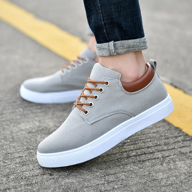"Miesten tyylikkäät mustat sneakersit ergonomisella pohjalla, joka yhdistää mukavuuden ja muodin arkeen ja juhlaan."
