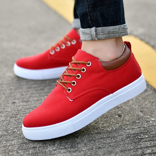 "Miesten tyylikkäät mustat sneakersit ergonomisella pohjalla, joka yhdistää mukavuuden ja muodin arkeen ja juhlaan."