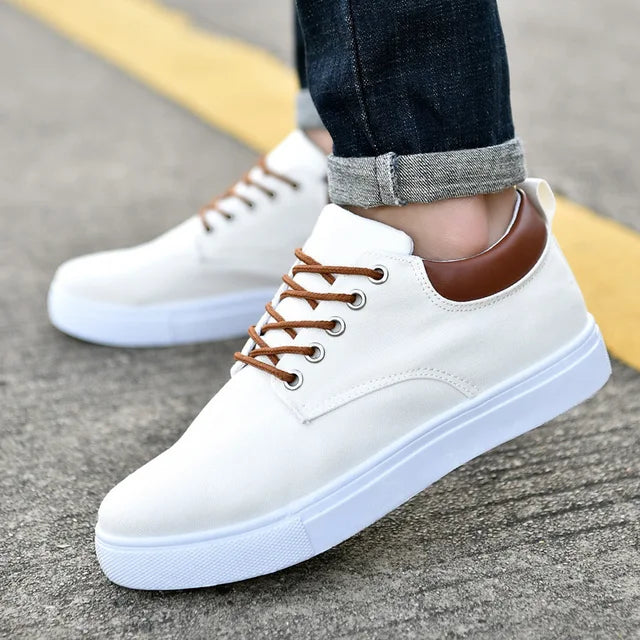 "Miesten tyylikkäät mustat sneakersit ergonomisella pohjalla, joka yhdistää mukavuuden ja muodin arkeen ja juhlaan."