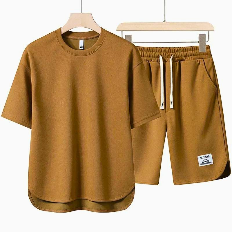 "Miesten tyylikäs kaksiosainen kesäpuku puuvillasekoitteesta, beige väri, korostaa vartalon siluettia."