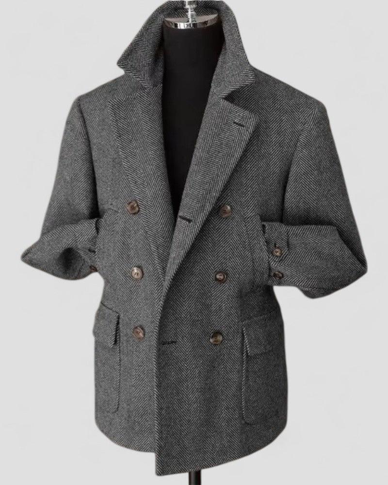 Mænds stilfulde dobbeltknappede blazer i uldblanding, moderne design og sofistikerede detaljer, fotograferet forfra.