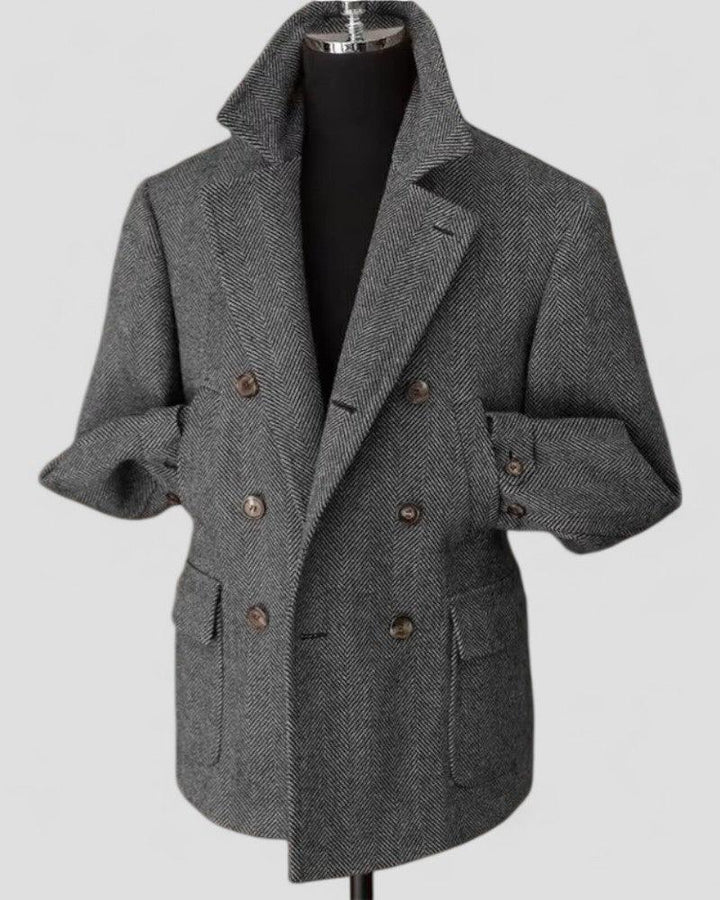 Mænds stilfulde dobbeltknappede blazer i uldblanding, moderne design og sofistikerede detaljer, fotograferet forfra.