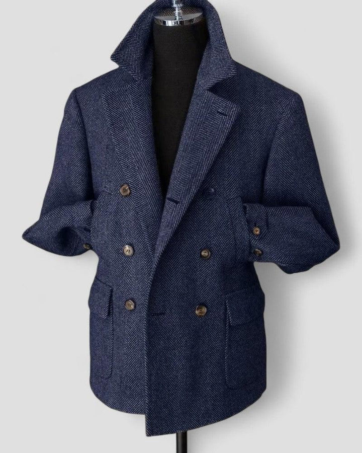 Mænds stilfulde dobbeltknappede blazer i uldblanding, moderne design og sofistikerede detaljer, fotograferet forfra.