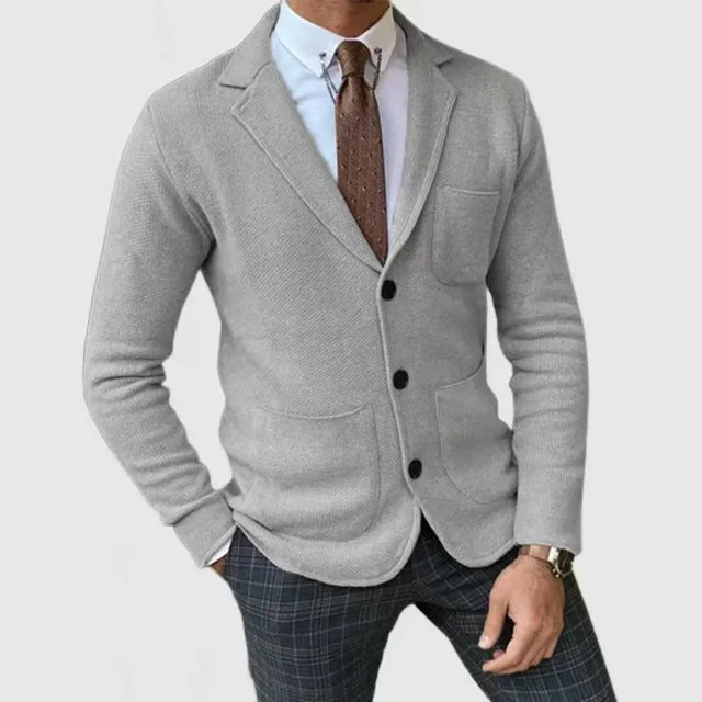 Herre stilfuld strikket blazer, moderne design, sofistikeret look, lysegrå strikket materiale, perfekt pasform.