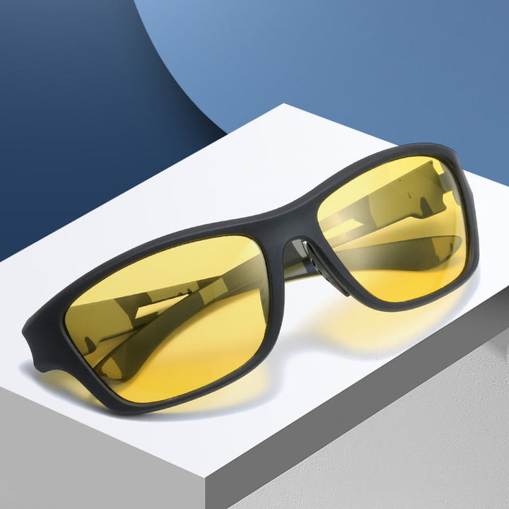 Herre outdoor solbriller med polariserede linser, sorte stel, UV-beskyttelse, stilfuldt og let design.