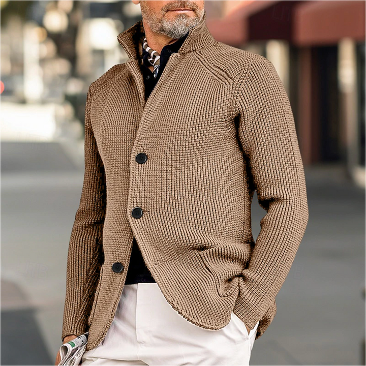 "Miesten uurrettu neuletakki korkealla kauluksella, tyylikäs harmaa, lämpimään syys- ja talvikäyttöön."