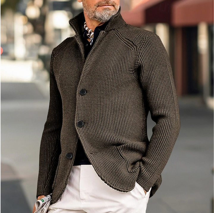 "Miesten uurrettu neuletakki korkealla kauluksella, tyylikäs harmaa, lämpimään syys- ja talvikäyttöön."