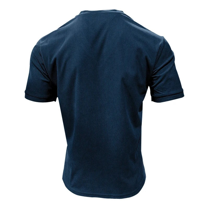 "Miesten vakosamettinen slim fit V-kaula-t-paita, pehmeä vakosamettikangas, tyylikäs muotoilu, lyhythihainen malli."