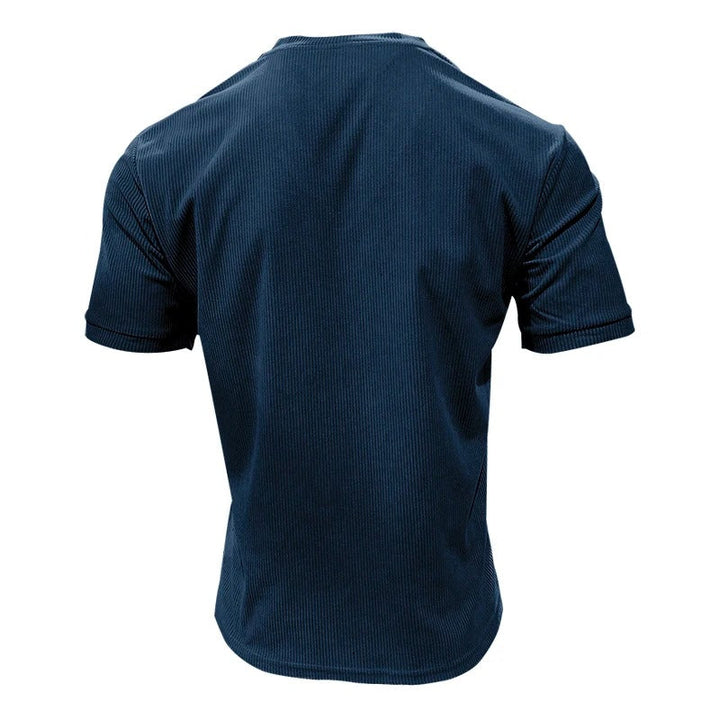 "Miesten vakosamettinen slim fit V-kaula-t-paita, pehmeä vakosamettikangas, tyylikäs muotoilu, lyhythihainen malli."