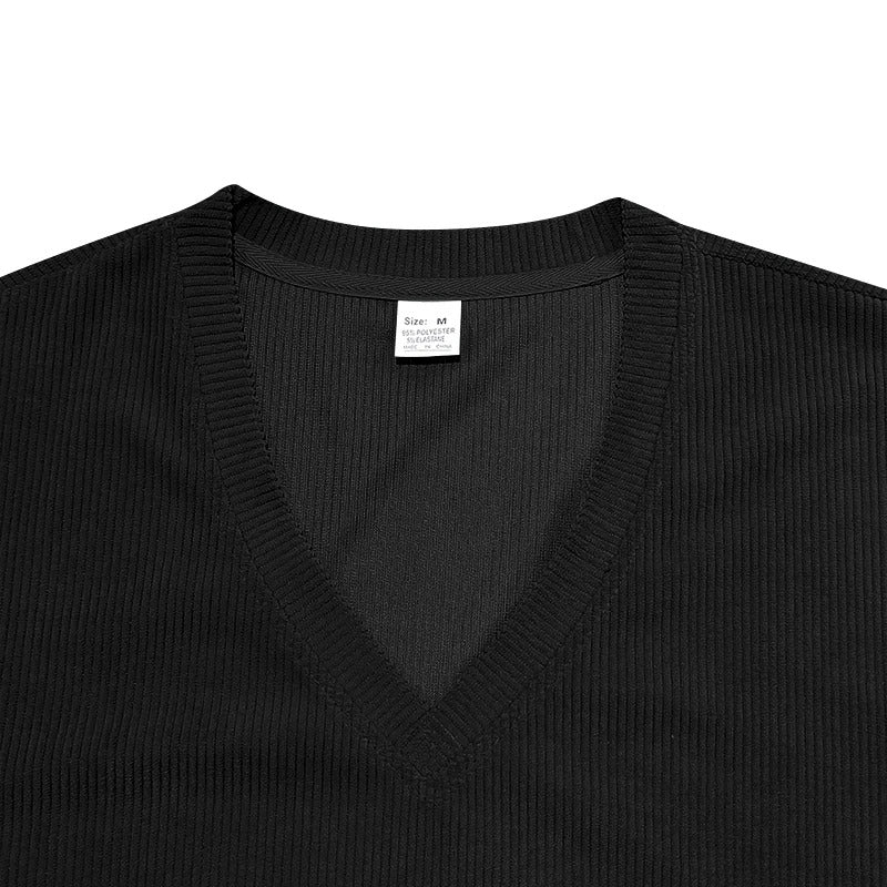 "Miesten vakosamettinen slim fit V-kaula-t-paita, pehmeä vakosamettikangas, tyylikäs muotoilu, lyhythihainen malli."