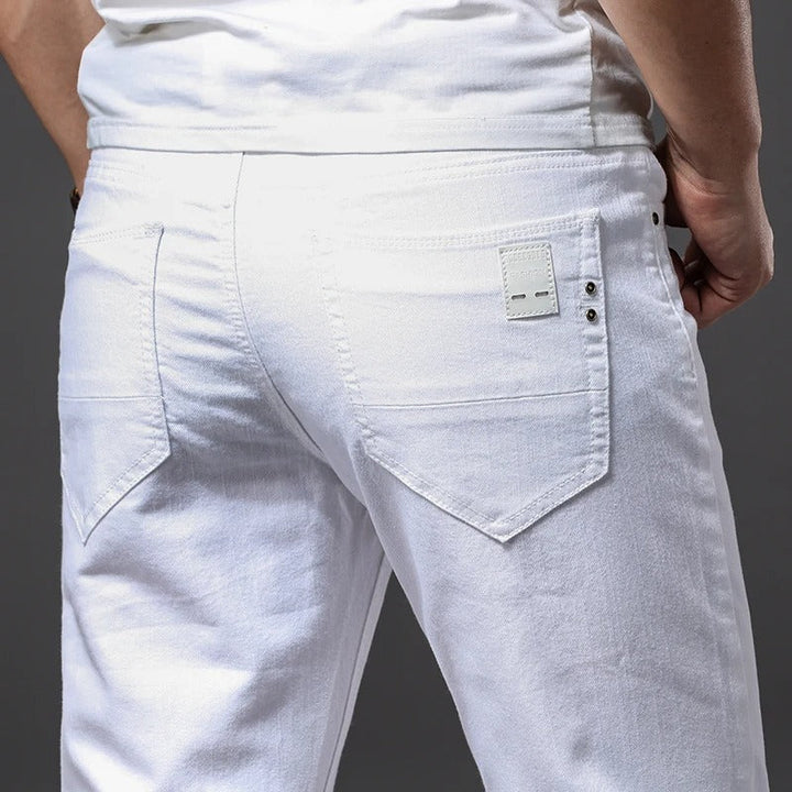 Miesten valkoiset slim fit -farkut, moderni tyyli, pehmeä ja joustava materiaali, täydellinen istuvuus.