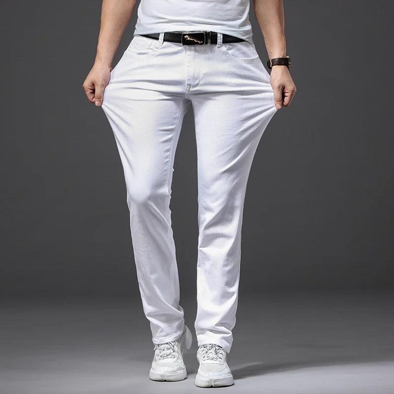 Miesten valkoiset slim fit -farkut, moderni tyyli, pehmeä ja joustava materiaali, täydellinen istuvuus.